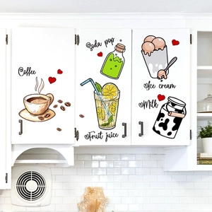 Stickers muraux café et crème glacée sur une armoire de cuisine blanche et propre