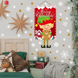 Λεπτομέρεια κόκκινης πανό Merry Christmas με ξωτικό και αρκουδάκι σε διακόσμηση δωματίου