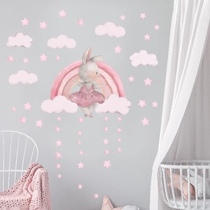 Détail d'autocollants muraux lapin rose et arc-en-ciel dans une chambre d'enfant