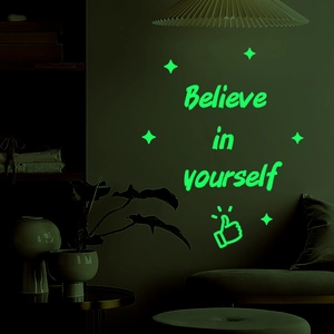 Sticker mural phosphorescent avec texte Believe in yourself et étoiles dans le noir