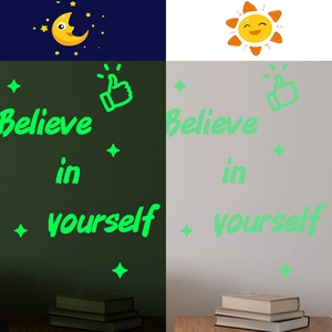Sticker mural fluorescent montrant le contraste jour-nuit du texte Believe in Yourself
