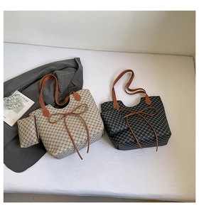 Détails de grands sacs cabas à monogramme avec nœuds décoratifs et pochettes assorties