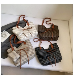 Détail du sac cabas vintage avec motif géométrique, nœud papillon et mini bourse