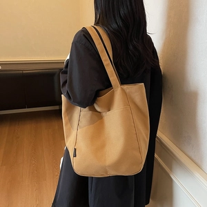 Minimalist khaki canvas tote bag with fashion label and large capacity for daily commuting