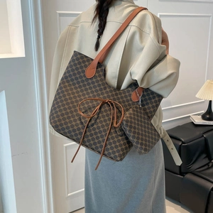 Grand sac cabas pour femme avec motif géométrique et pochette assortie en marron foncé