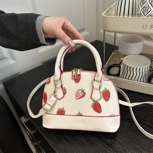 Sac à Main Coquille Imprimé Fraise pour Femmes en Cuir PU Petit Sac Bandoulière Avec Poignée Supérieure Sangle Réglable