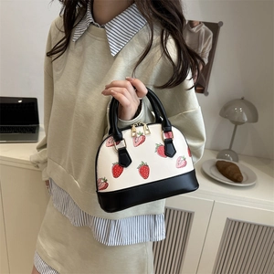 Sac à main coque crème avec imprimés fraises et poignées noires pour femmes chic