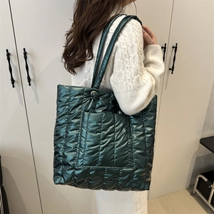 Grand sac cabas matelassé vert foncé avec poche avant pour le quotidien féminin