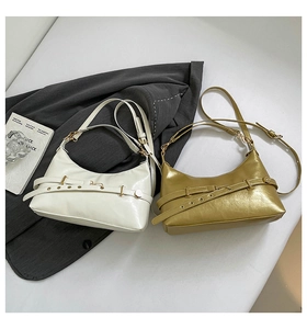 Gros plan de sacs sous les bras en cuir élégants avec ceintures et détails dorés