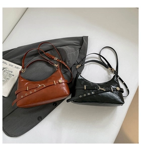 Détail de sacs à bandoulière en similicuir avec boucles dorées en noir et marron