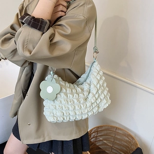 Sac nuage plissé vert menthe chic avec breloque florale et bandoulière élégante