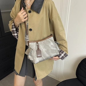 Sac fourre-tout vintage en toile grise avec finitions en cuir marron en situation réelle
