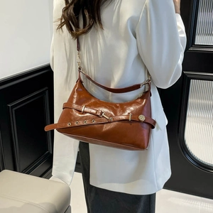 Sac sous le bras rétro en cuir marron avec boucle décorative et large bandoulière