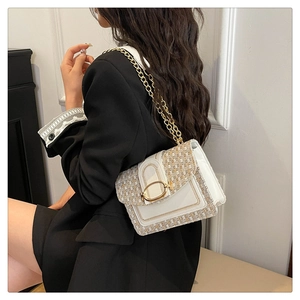 Mannequin portant un petit sac carré en cuir et tweed avec bandoulière dorée