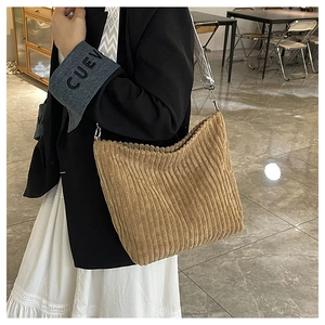 Détail du sac fourre-tout en velours côtelé marron clair avec large sangle à motifs