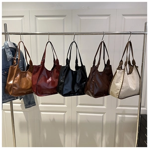 Detailed display of five color options for large capacity faux leather tote bags