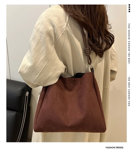 Détail du sac cabas en daim marron foncé avec bandoulière à nœud décoratif