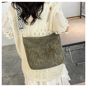 Détail du sac fourre-tout en velours vert avec sangle large à motifs géométriques
