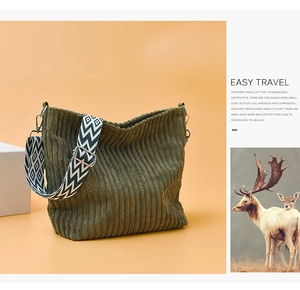 Détail du sac cabas en velours côtelé vert olive avec large bandoulière à motifs