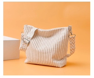 Détail du sac fourre-tout en velours côtelé avec bandoulière géométrique et boucle métal
