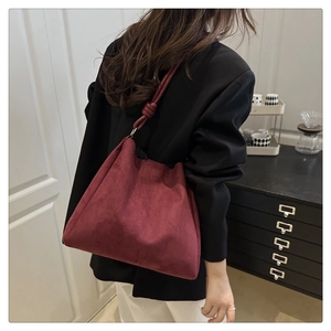 Détail du sac cabas en daim bordeaux avec bandoulière nouée, style vintage chic