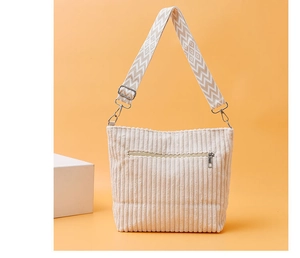 Détail du sac fourre-tout en velours côtelé blanc cassé avec sangle géométrique et zip