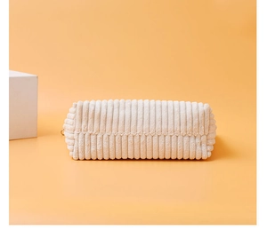 Détail du sac en velours côtelé blanc montrant la texture et les coutures fines