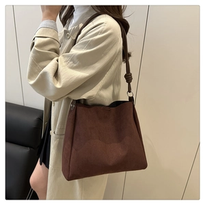 Détail d'un grand sac cabas vintage marron mat avec des bandoulières en corde torsadée