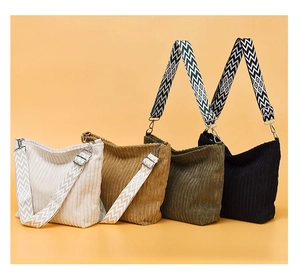 Détail de sacs fourre-tout en velours côtelé avec bandoulières jacquard en quatre couleurs