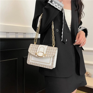 Sac bandoulière carré en tweed élégant avec garniture en cuir blanc et fermoir doré