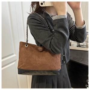 Détail du sac cabas vintage en daim marron avec cuir matelassé et bandoulière chaîne