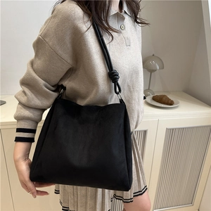 Grand sac cabas minimaliste en daim noir mat avec détail de bandoulière nouée
