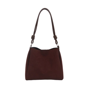 Sac fourre-tout minimaliste en daim marron foncé avec bandoulières nouées et grande capacité