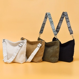 Sac fourre-tout en velours côtelé avec large bandoulière ethnique en quatre couleurs