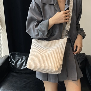 Grand sac cabas en velours côtelé beige avec large bandoulière géométrique pour femme