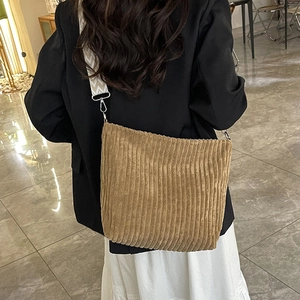 Sac bandoulière en velours côtelé kaki avec sangle géométrique pour cours et quotidien