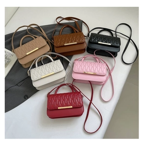 Vista superior detallada de seis bolsos acolchados en varios colores con detalles dorados