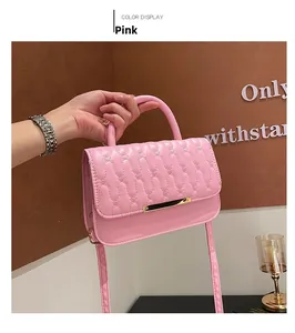 Dettaglio della borsa in pelle PU rosa con trapuntatura elegante e chiusura metallica