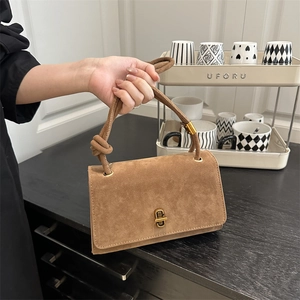 Petit sac carré en daim marron avec fermoir doré vintage et poignée à nœud élégante