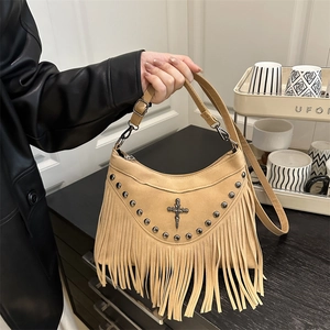 Sac Bandoulière Bohème Rétro pour Femmes Aspect Daim avec Franges Rivets et Pendentif Croix Grande Capacité Sac à Épaule