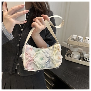 Gros plan du sac en denim à motif d'étoiles avec détails effilochés en selfie miroir