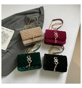 Détail de quatre sacs en velours avec matelassage en V et pompons dorés élégants
