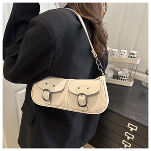 Détail du sac à bandoulière beige minimaliste avec doubles poches et boucle en métal