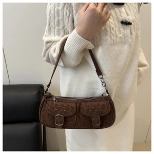 Détail du sac baguette en daim marron à imprimé léopard avec boucles métalliques