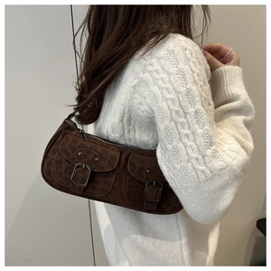 Gros plan du sac baguette marron à motif léopard avec doubles poches à boucle porté