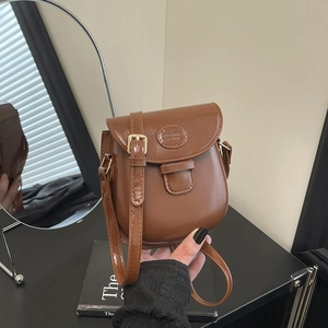 Sac Selle en Cuir PU Mini Ciré Mode Femme Sac Bandoulière Rétro pour Téléphone avec Pendentif Fraise Quotidien