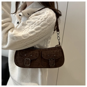 Détail du sac baguette vintage à imprimé léopard avec doubles poches et chaîne en métal