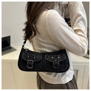 Détail du sac baguette noir léopard avec deux poches frontales et boucles métalliques