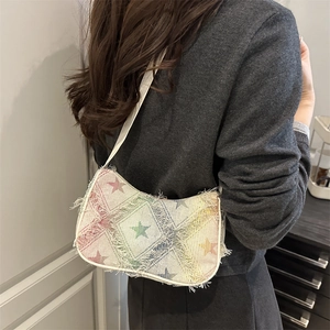 Sac baguette en denim à motifs d'étoiles colorées avec bords effilochés et sangle