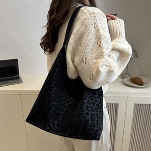 Grande borsa tote leopardata con ampia tracolla per un look casual autunnale